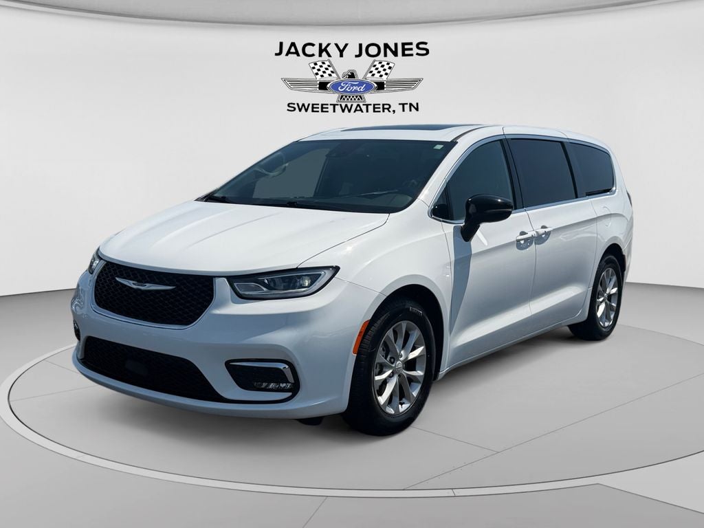 2026 Chrysler Pacifica Limited in Bright White Clearcoat — front three-quarter view